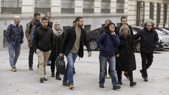 Miembros de la CUP, incluida la portavoz en el Parlament de Cataluña, Anna Gabriel (c).