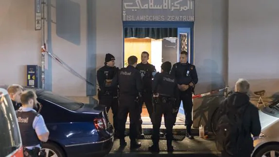 Varios policías custodian el centro islámico atacado. 