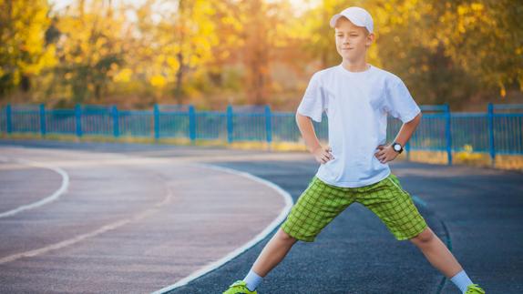 Un niño practicando deporte.