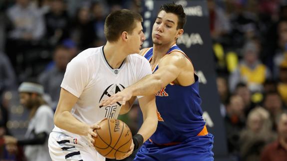 Nikola Jokic, de los Nuggets, con Willy Hernangomez (derecha). 