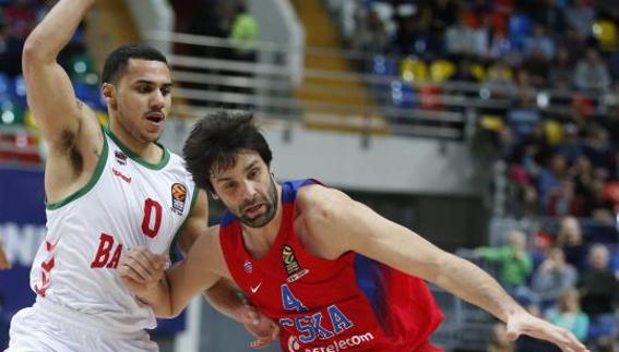 El serbio Milos Teodosic (d), con Shane Larkin, del Baskonia.