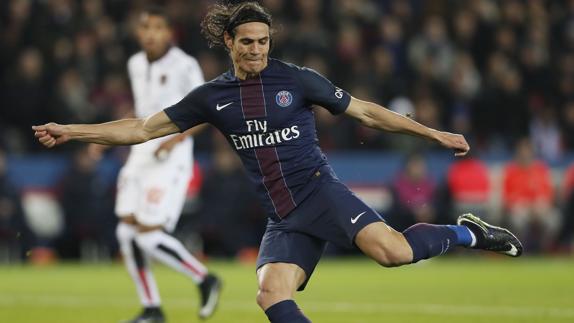 Cavani dispara a portería. 