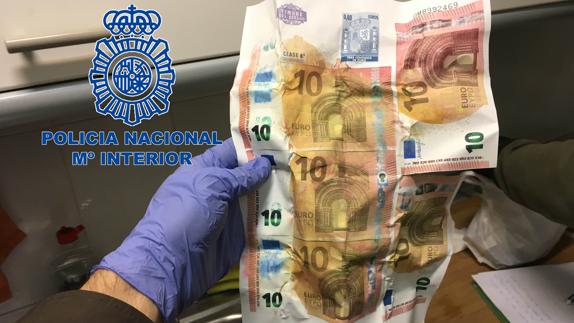 Imagen de algunos de los billetes falsos. 