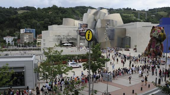 Enormes colas para visitar el Museo Guggenheim de Bilbao.