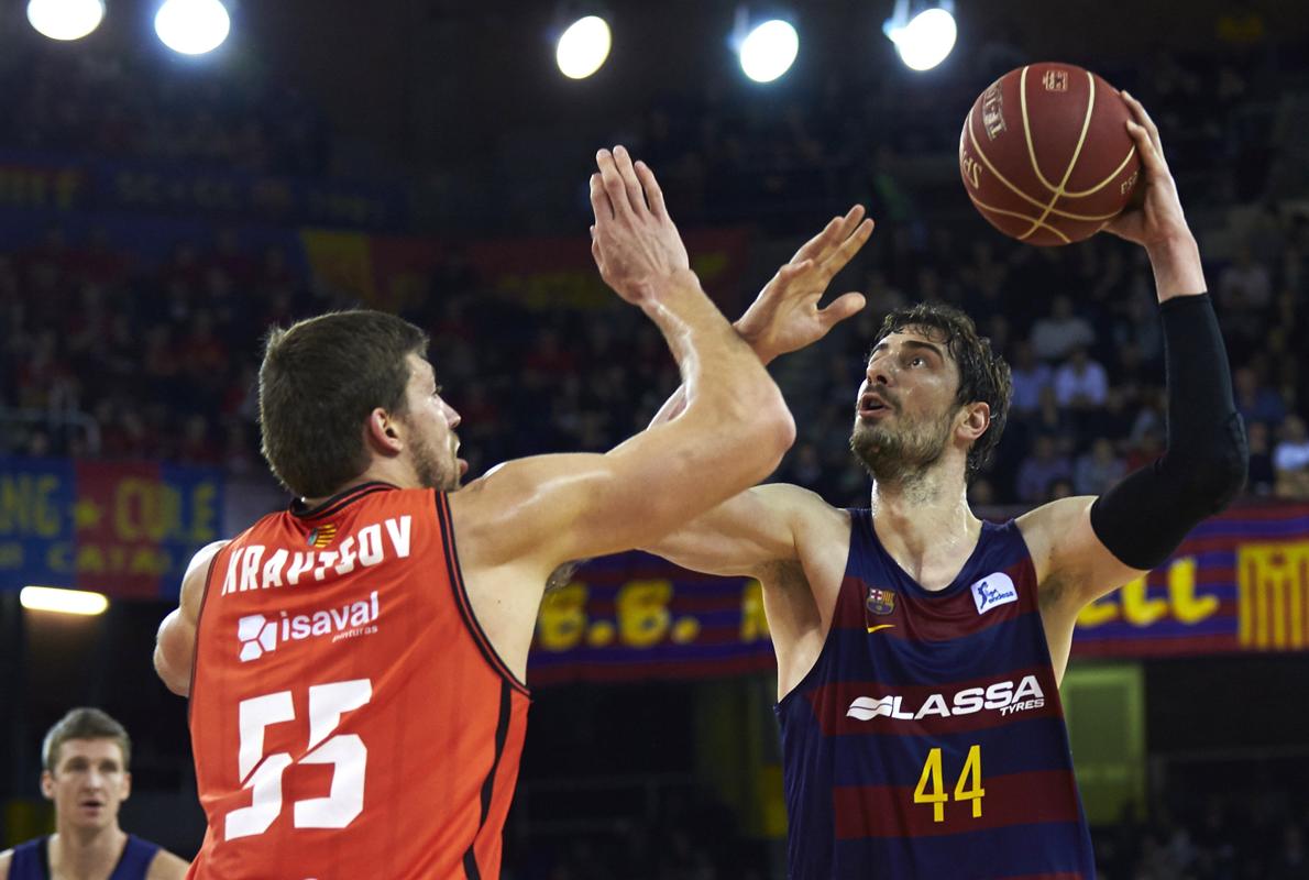 Ante Tomic y el pívot ucraniano del Valencia Basket Viacheslav Kravtsov.