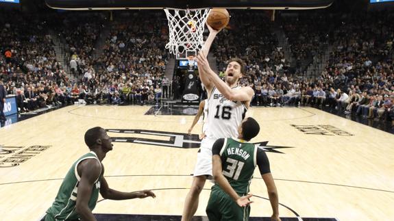 Pau Gasol, durante el partido ante los Bucks. 