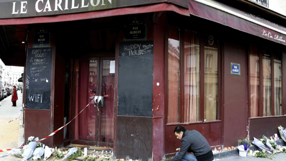 Flores y velas por las víctimas del atentado de París.