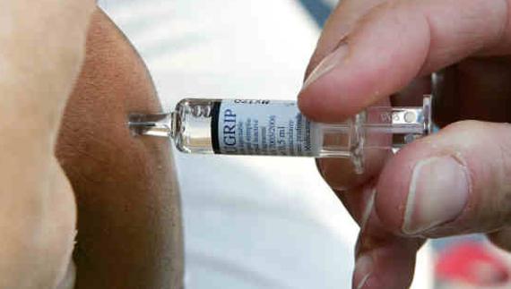 Médico francés vacuna a un paciente contra la gripe. 