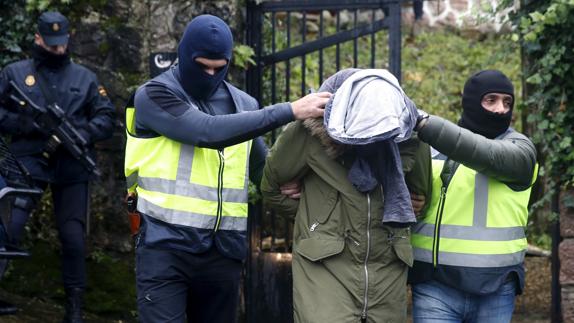 Agentes de la Policía Nacional trasladan al presunto terrorista marroquí detenido en San Sebastián. 