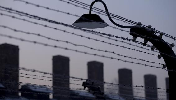 Imagen de la alambrada de espino que delimita el campo de Auschwitz .