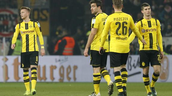 Los jugadores del Dortmund, durante el partido. 