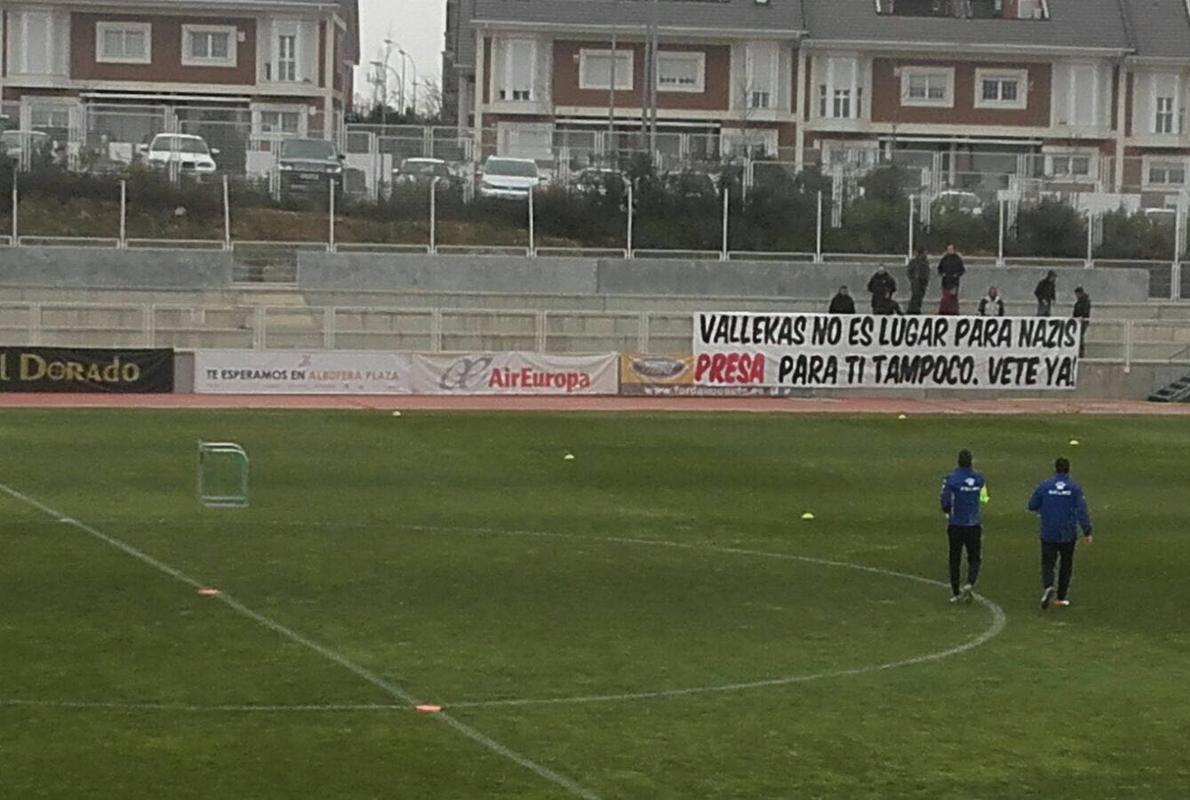 Algunos aficionados del Rayo contrarios a Roman Zozulya. 