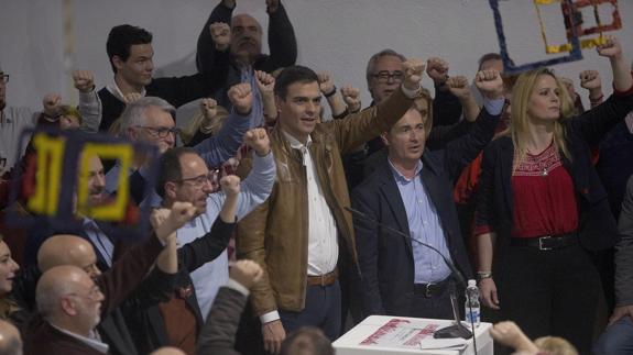 Pedro Sánchez (c), durante un acto en Castellón.