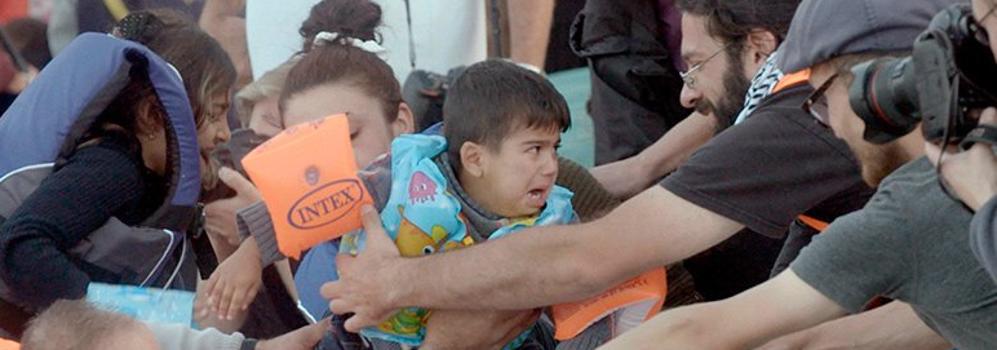 Un niño, aterrorizado, a su llegada a tierra.