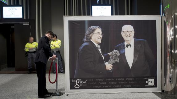 Operarios ultiman los preparativos para la gala.