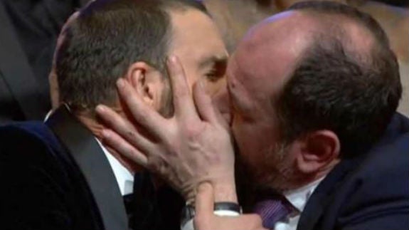 El beso de Karra Elejalde y Dani Rovira.