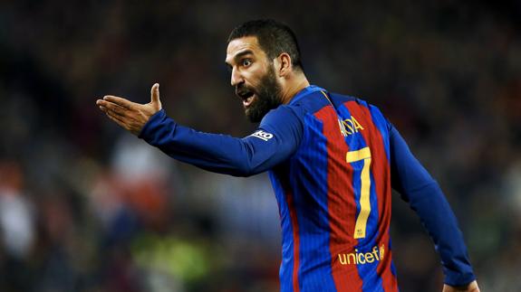 Arda Turan gesticula durante el partido ante el Atlético. 