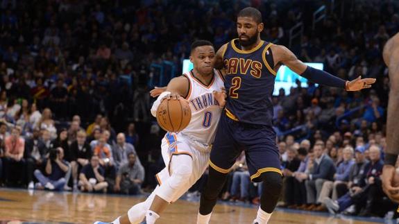 Russell Westbrook (0) y Kyrie Irving (2).