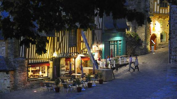 Vista nocturna de Vitré, Bretaña francesa.