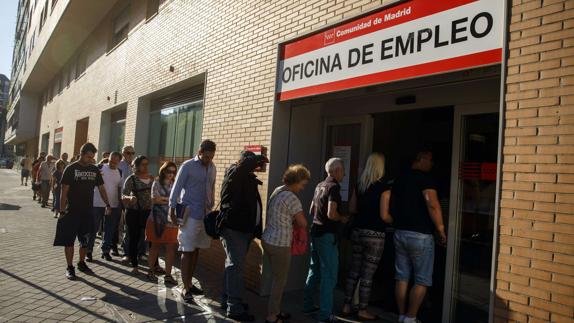 Cola en una oficina de empleo de Madrid. 