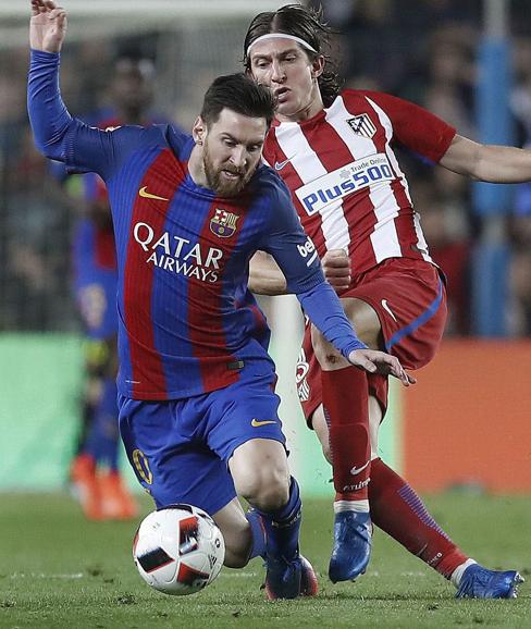 Filipe Luis hizo una entrada a Leo Messi. 