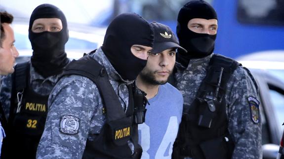 Sergio Morate es escoltado por la policía rumana. 