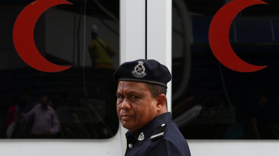 Un policía malasio patrulla ante la puerta de la morgue donde se encuentra el cadáver de Kim Jong-nam.