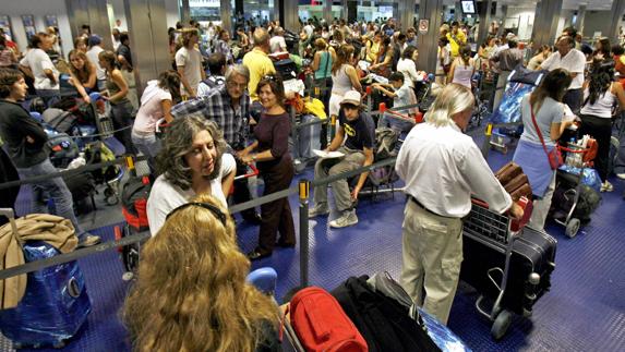 Clientes de Pullmantur Air, esperando colas para informarse. 