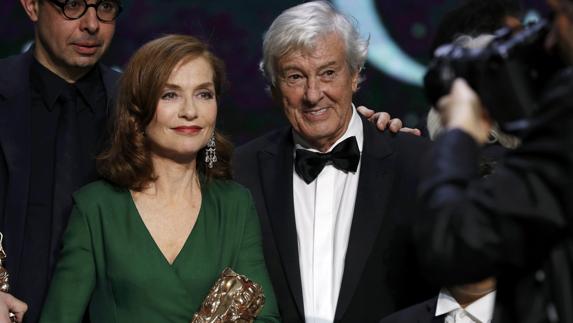 Huppert (i) posa con Verhoeven. 