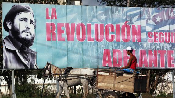 Cartel con el retrato de un joven Fidel Castro en La Habana.