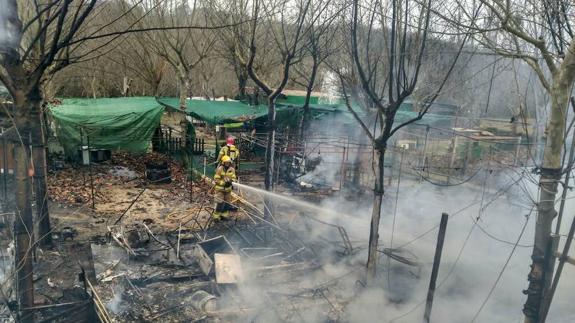 El fuego destruye 16 caravanas en un camping de Losar de la Vera.