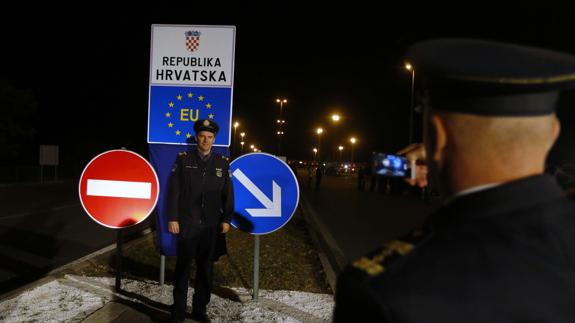 Control de fronteras entre Croacia -miembro de la UE- y Serbia.