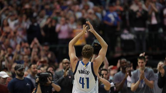 Dirk Nowitzki terminó  celebra los 30.000 puntos. 