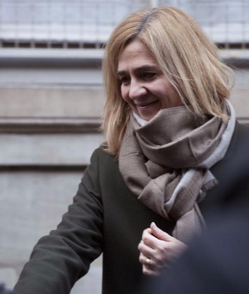 La infanta Cristina a su salida de su casa en Ginebra.