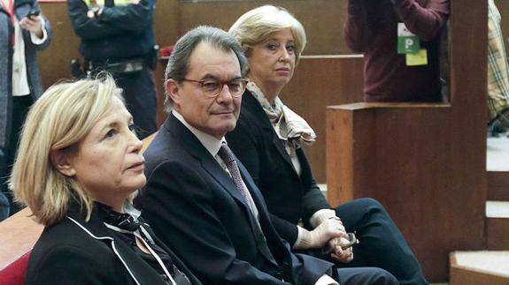 Artur Mas, Irene Rigau y Joana Ortega durante el juicio en Barcelona.