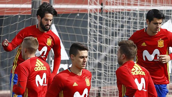 Kepa, en el centro, rodeado por Deulofeu, Isco, Morata e Illarramendi en el entrenamiento del martes. 