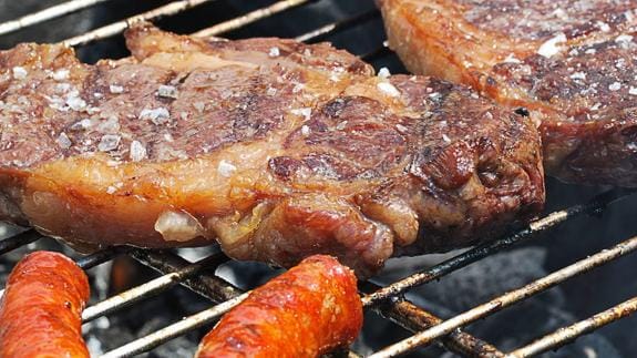 El abuso de carnes rojas, grasas y la falta de fibra son factores de riesgo para padecer cáncer de colon. 