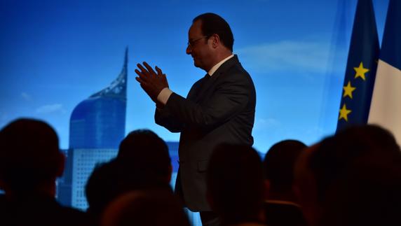 Hollande aplaude durante una conferencia. 