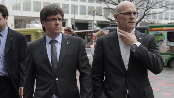 Carles Puigdemont junto a Raul Romeva.