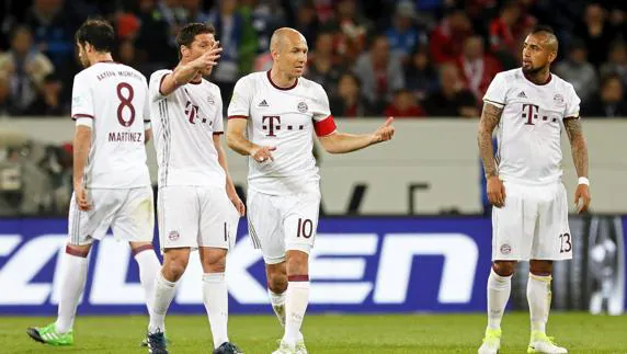 Jugadores del Bayern con gesto contrariado. 