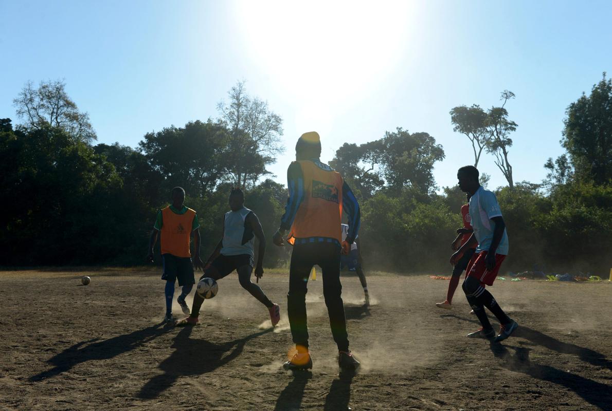Varios jugadores de fútbol en Kibera 