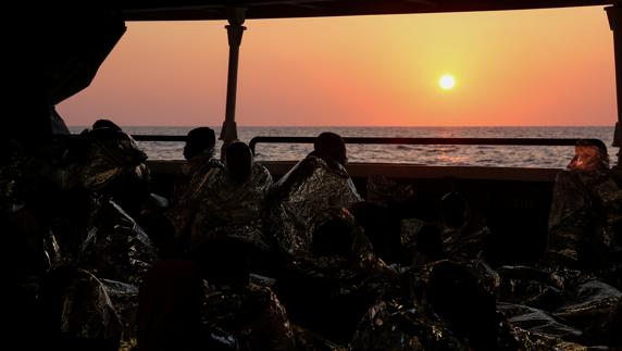 Varios migrantes a bordo del Phoenix. 