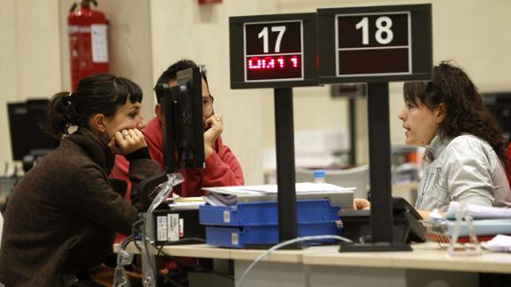 Dos jóvenes en una oficina del INEM.