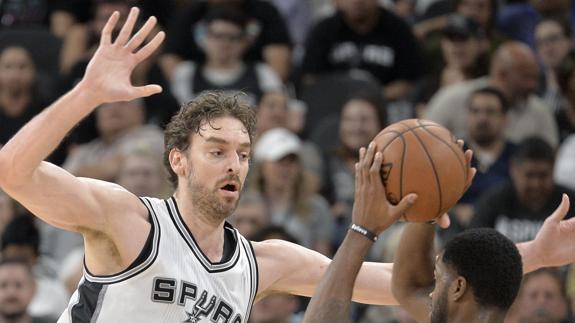 Pau Gasol, en un partido con los Spurs. 