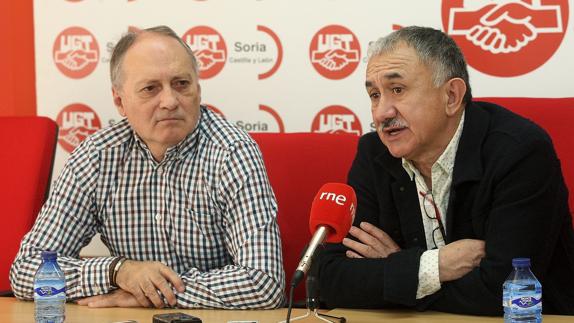 El secretario general de UGT, Pepe Álvarez (d), acompañado del secretario general de UGTCyL, Faustino Temprano (i). 