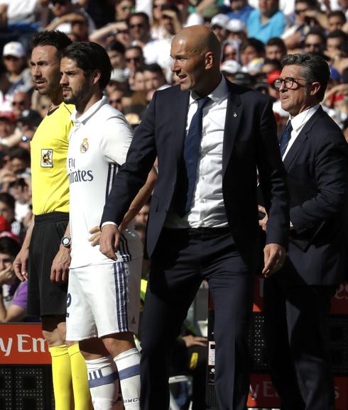 Zidane, en el momento de dar entrada a Isco. 