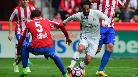 Isco regatea para marcar el primer gol. 