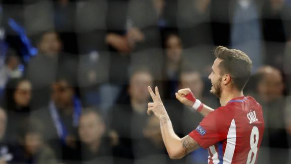 Saúl celebra el gol ante el Leicester. 