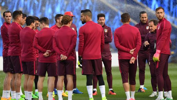 Diego Simeone, junto a sus jugadores en Leicester. 