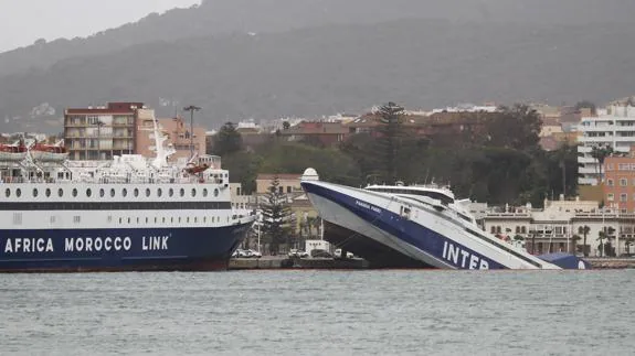 El ferri abandonado "Panagia Parou".